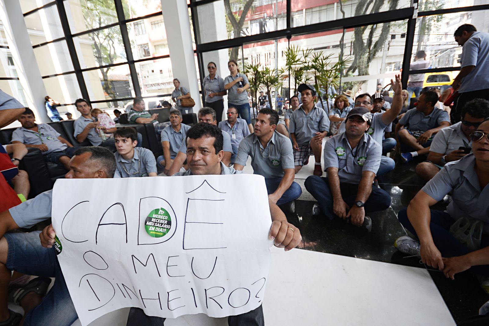 Em protesto contra atrasos nos salários, trabalhadores da nossa categoria acompanham audiência no TRT.